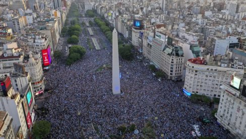 ЖУРКА УЗ ОБЕЛИСК: Десетине хиљада Аргентинаца у центру Буенос Ајреса прослављало победу над Хрватском (ВИДЕО/ФОТО)