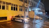 PRVE FOTOGRAFIJE IZ ZEMUNA: Policija u dvorištu škole gde su izbodeni dečaci (FOTO)