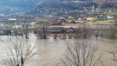 LIM SE IZLIO KOD PRIJEPOLJA: Pod vodom oranice i pomoćni objekti - reka preti da ugrozi i domaćinstva (FOTO/VIDEO)