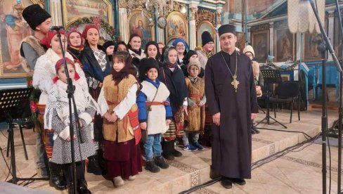PRAZNIK ZIMSKIH OBIČAJA U SELU TORAK: Održan i tradicionalni božićni koncert (FOTO) PRAZNIK ZIMSKIH OBIČAJA U SELU TORAK: Održan i tradicionalni božićni koncert (FOTO)