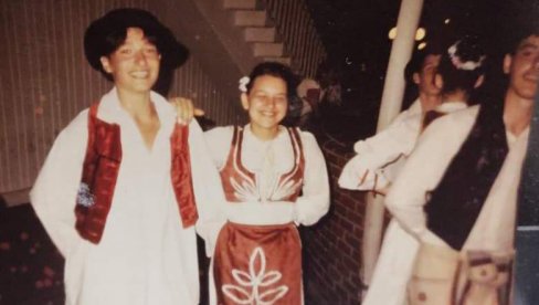 OKUPLJANJE SLAVNOG FOLKLORNOG ANSAMBLA: Posle 35 godina opet svili kolo od Vardara do Triglava (FOTO) OKUPLJANJE SLAVNOG FOLKLORNOG ANSAMBLA: Posle 35 godina opet svili kolo od Vardara do Triglava (FOTO)
