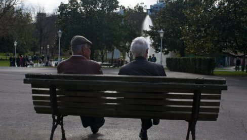 VAŽNE VESTI ZA PENZIONERE: Sutra počinje prijava za kartice koje će im omogućiti brojne popuste i pogodnosti VAŽNE VESTI ZA PENZIONERE: Sutra počinje prijava za kartice koje će im omogućiti brojne popuste i pogodnosti