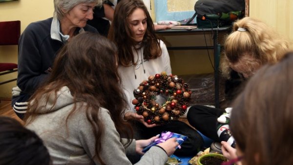 СВИ ПРИСУТНИ НА ЧАСУ ХУМАНОСТИ: У ОШ Олга Петров у Падинској скели, цео колектив, као и ђаци и њихови родитељи, припремају божићни базар