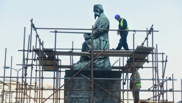 ВУК СТИЖЕ ВЕЋ У ПОНЕДЕЉАК: Завод- Скулптура, као и ливена слова опрани споља и изнутра