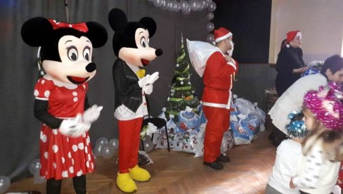 KONJI, KOČIJE, DEDA MRAZ I POKLONI: Novogodišnja radost za mališane kod Sečnja (FOTO) KONJI, KOČIJE, DEDA MRAZ I POKLONI: Novogodišnja radost za mališane kod Sečnja (FOTO)
