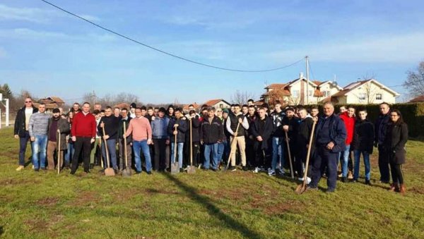 ОЗЕЛЕЊАВАЊЕ ПАРАЋИНА: Посађене саднице црвеног храста (ФОТО)