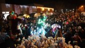 NOVOGODIŠNJI NOĆNI  BAZAR U ŽITIŠTU: Svetleći klovnovi i roboti na žurci uz Deda Mraza (FOTO)