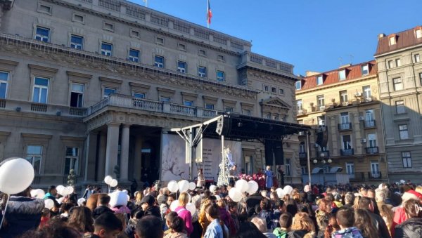 ОСМЕХ НА ЛИЦУ, БАЛОНИ У РУКАМА: Новогодишња манифестација у центру Београда - малишани се окупили у великом броју (ФОТО)