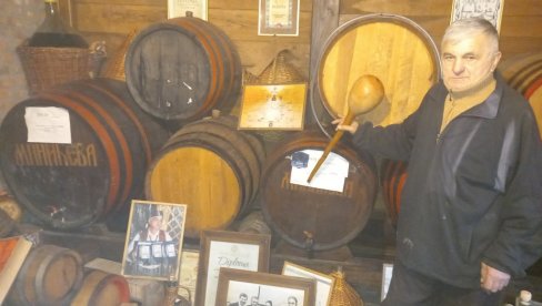 CANETOVA RAKIJA SVETSKA BAŠTINA: Šljivovica čačanskog domaćina nas predstavlja pred UNESKOM (VIDEO) CANETOVA RAKIJA SVETSKA BAŠTINA: Šljivovica čačanskog domaćina nas predstavlja pred UNESKOM (VIDEO)