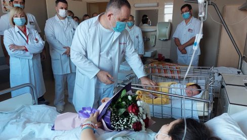 ZLATNIK MALOM MIHAILU: Prva beba u novog godini, u Bolnici Sveti Vračevi, u Bijeljini, dobila poklon