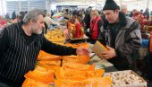 PASULJ, VOĆE, BUNDEVA NAJTRAŽENIJI: Gužva na pijaci u Smederevu uoči praznika (FOTO)