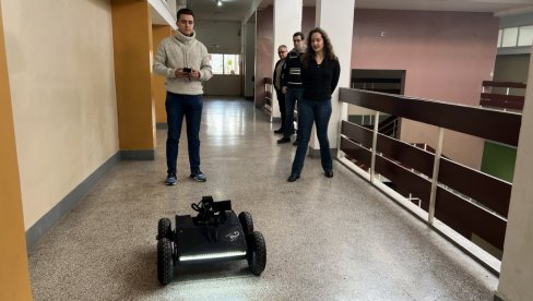 BLIZANCI IZ PUKOVCA KONSTRUISALI ROBOTA: Veljko i Aleksandra (17) Aleksić kreirali Škorpion, višenamensku pametnu mašinu