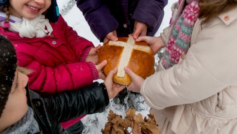 Kako se lomi ČESNICA i za koga se odvaja posebno parče Kako se lomi ČESNICA i za koga se odvaja posebno parče