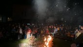 PALJENJE BADNJAKA PO TRADICIJI: Ovako su Piroćanci obeležeili Badnji dan