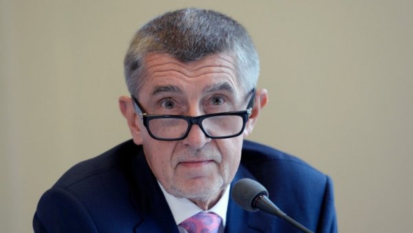 СТАРАЦ УДАРИО БАБИША ШТАКОМ У ГЛАВУ: Бивши чешки премијер нападнут на митингу СТАРАЦ УДАРИО БАБИША ШТАКОМ У ГЛАВУ: Бивши чешки премијер нападнут на митингу