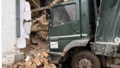 PRVI SNIMAK NESREĆE U SILBAŠU: Teško povređen suvozač nakon što je kamion ulteo u kuću (VIDEO)