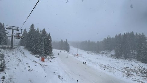NEZAPAMĆENA OLUJA POGODILA KOPAONIK: Vetar divlja, dostiže brzinu od 70 kilometara na sat, nulta vidljivost, svi se pozatvarali u sobe NEZAPAMĆENA OLUJA POGODILA KOPAONIK: Vetar divlja, dostiže brzinu od 70 kilometara na sat, nulta vidljivost, svi se pozatvarali u sobe