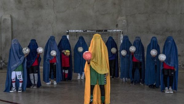 МАЈКА МЕ ЈЕ ТУКЛА ЗАТО ШТО ИГРАМ ФУДБАЛ: Шокантна исповест девојке из Авганистана о тортури талибана према женама (ФОТО)