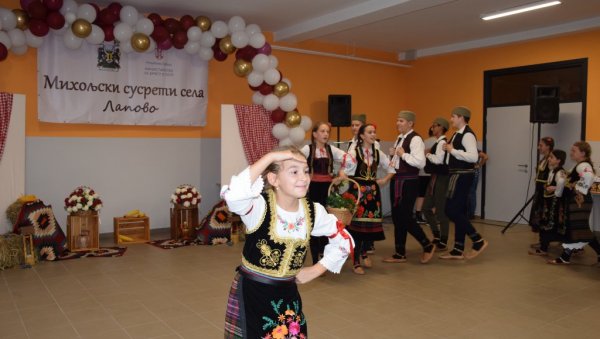 НОВОГОДИШЊИ БАЗАР: У петак у Основној школи Светозар Марковић у Лапову (ФОТО)