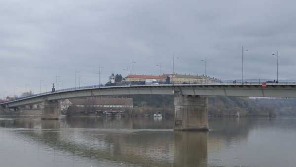 СКОЧИЛА СА ВАРАДИНСКОГ МОСТА У ДУНАВ: Самоубиство у Новом Саду, реанимација била безуспешна