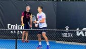 NIJE DOBRO, NIKAKO: Novak Đoković izašao na zagrevanje i zabrinuo navijače (FOTO) NIJE DOBRO, NIKAKO: Novak Đoković izašao na zagrevanje i zabrinuo navijače (FOTO)