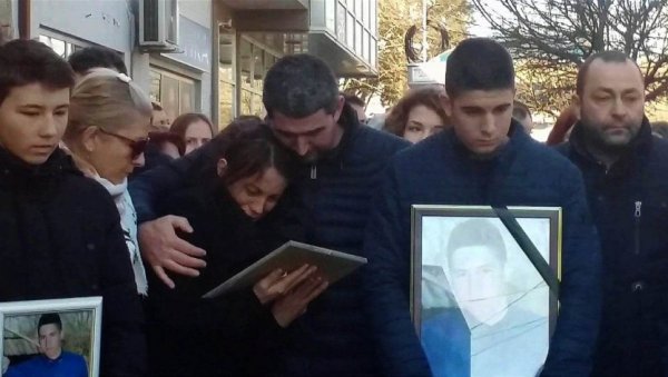 УБИО НАМ СИНА, А СЕДИ КУЋИ УЗ НАНОГВИЦУ: Породица Стефана Филића огорчена - понижени смо и повређени УБИО НАМ СИНА, А СЕДИ КУЋИ УЗ НАНОГВИЦУ: Породица Стефана Филића огорчена - понижени смо и повређени