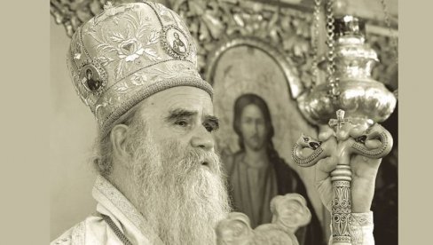 БЕРАНЕ ОДАЈЕ ПОЧАСТ БЛАЖЕНОПОЧИВШЕМ АМФИЛОХИЈУ: Ђеду споменик од четири метра