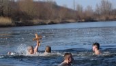 DVE DECENIJE PLIVANJA ZA ČASNI KRST: Kod Jagodine Bogojavljenje obeležavaju na tradicionalan način  (FOTO)