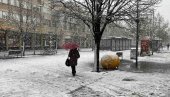БАШ ВЕЈЕ У ЗРЕЊАНИНУ: Први снег ове године изненадио Банаћане (ФОТО)