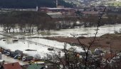 ПЉЕВЉА СЕ БОРЕ СА ВОДЕНОМ СТИХИЈОМ: Поплављени Жидовићи, Радосавац и Шевари (ФОТО)