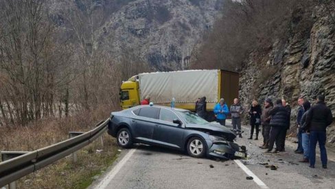 POVREĐENI VOZAČ I PUTNICA PASATA: Saobraćajna nesreća kod Prijepolja, čeono se sudarili kamion i automobil