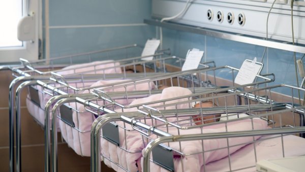 ДВЕ СЕСТРЕ И ДВА БРАТА: У породилишту у Новом Саду за дан рођено 25 беба - међу њима два пара близанаца