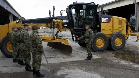 OBUKA INŽENJERSKIH JEDINICA: Vojnici Treće brigade kopnene vojske koriste savremene inžinjerijske mašine (FOTO)