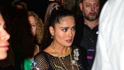 SALMA HAJEK U PROVIDNOJ HALJINI: Glumica izazvala pometnju - sve oči uprte u nju (FOTO) SALMA HAJEK U PROVIDNOJ HALJINI: Glumica izazvala pometnju - sve oči uprte u nju (FOTO)
