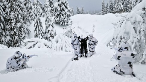 POGLEDAJTE - IZVIĐAČI VOJSKE SRBIJE NA OBUCI: Zimske aktivnosti srpskih specijalaca (FOTO) POGLEDAJTE - IZVIĐAČI VOJSKE SRBIJE NA OBUCI: Zimske aktivnosti srpskih specijalaca (FOTO)