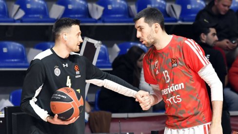 VEČITI DERBI U FOTOGRAFIJAMA: Neviđena borba Zvezde i Partizana u grotlu Pionira VEČITI DERBI U FOTOGRAFIJAMA: Neviđena borba Zvezde i Partizana u grotlu Pionira