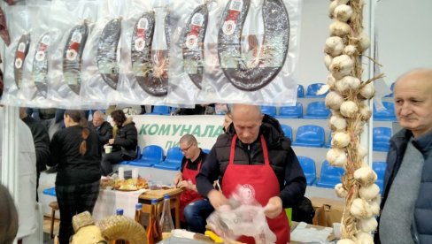 ZA MNOGE GURMANE JE PRIRODNI AFRODIZIJAK: Deseti Sajam peglane kobasice u Pirotu, kilo do 4.000 dinara, a Ninoslav najbolji majstor ZA MNOGE GURMANE JE PRIRODNI AFRODIZIJAK: Deseti Sajam peglane kobasice u Pirotu, kilo do 4.000 dinara, a Ninoslav najbolji majstor