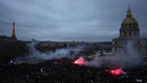 DIM I SUZAVAC U PARIZU: Demonstracije širom Francuske zbog najave penzione reforme (FOTO) DIM I SUZAVAC U PARIZU: Demonstracije širom Francuske zbog najave penzione reforme (FOTO)
