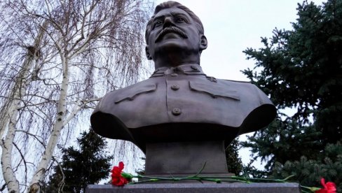 SPOMENIK ČOVEKU OD ČELIKA: U Volgogradu otkrivena bista Staljinu na godišnjicu odsudne bitke (FOTO) SPOMENIK ČOVEKU OD ČELIKA: U Volgogradu otkrivena bista Staljinu na godišnjicu odsudne bitke (FOTO)