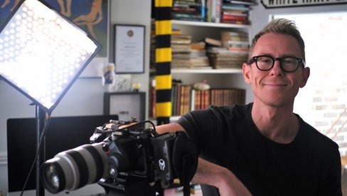 ŠTA KAD SE RODIŠ KAO DŽEJMS BOND? Metju Bauer, gost festivala DOK #5, o filmu Neki drugi lik ŠTA KAD SE RODIŠ KAO DŽEJMS BOND? Metju Bauer, gost festivala DOK #5, o filmu Neki drugi lik
