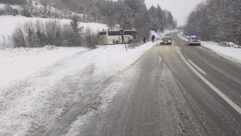 DETALJI NESREĆE NA ZLATIBORU: Autobus sa deset putnika sleteo u jarak, evo da li ima povređenih