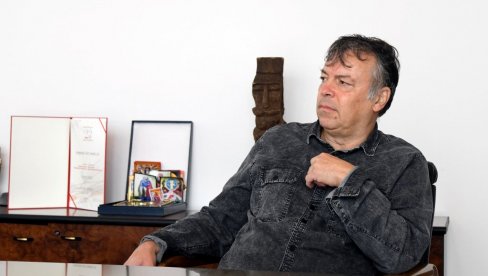 HUMOR NAM JE BIO I OSTAO NAJVEĆA ODBRAMBENA SNAGA: dr Nele Karajlić, legendarni roker i pisac za „Novosti“ (FOTO) HUMOR NAM JE BIO I OSTAO NAJVEĆA ODBRAMBENA SNAGA: dr Nele Karajlić, legendarni roker i pisac za „Novosti“ (FOTO)