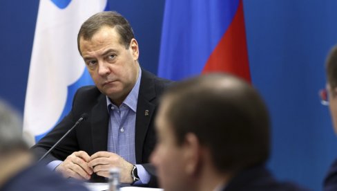 GLUPA OSOBA KOJA RADI ZA PUTINA! Tramp žestoko izvređao Medvedeva GLUPA OSOBA KOJA RADI ZA PUTINA! Tramp žestoko izvređao Medvedeva