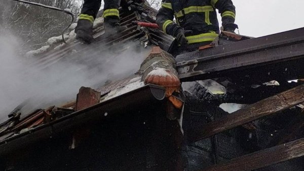 ПОЖАР У ЕТНО СЕЛУ КОД ЉУБОВИЈЕ: Муњевита акција ватрогасаца ПОЖАР У ЕТНО СЕЛУ КОД ЉУБОВИЈЕ: Муњевита акција ватрогасаца