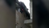 NAJPOTRESNIJI SNIMAK IZ TURSKE: Dete visi naglavačke zaglavljeno na ruševinama - plače i moli za pomoć (UZNEMIRUJUĆ VIDEO)