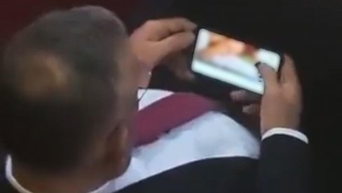SKANDAL: Za vreme sednice o KiM poslanik SPS-a gledao filmove za odrasle na mobilnom telefonu (VIDEO) SKANDAL: Za vreme sednice o KiM poslanik SPS-a gledao filmove za odrasle na mobilnom telefonu (VIDEO)