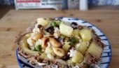 TAJLAND NA TANJIRU: Ananas punjen pirinčem i piletinom za 20 minuta (FOTO) TAJLAND NA TANJIRU: Ananas punjen pirinčem i piletinom za 20 minuta (FOTO)