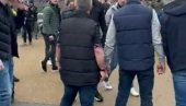 NAVIJAČ ČELSIJA PROVOCIRAO, PA ZADOBIO NOKAUT: Mladi navijač patosiran od strane Vest Hemovog fana (VIDEO)