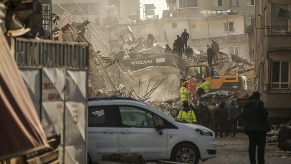 ТУРСКА БОЛУЈЕ: Седми дан спасиоци извлаче преживеле из рушевина (ФОТО)