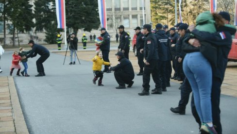 ZAGRLJAJI I SUZE: Dirljive scene ispred Palate Srbija - Porodice dočekale heroje spasioce koji su se vratili iz Turske (FOTO)